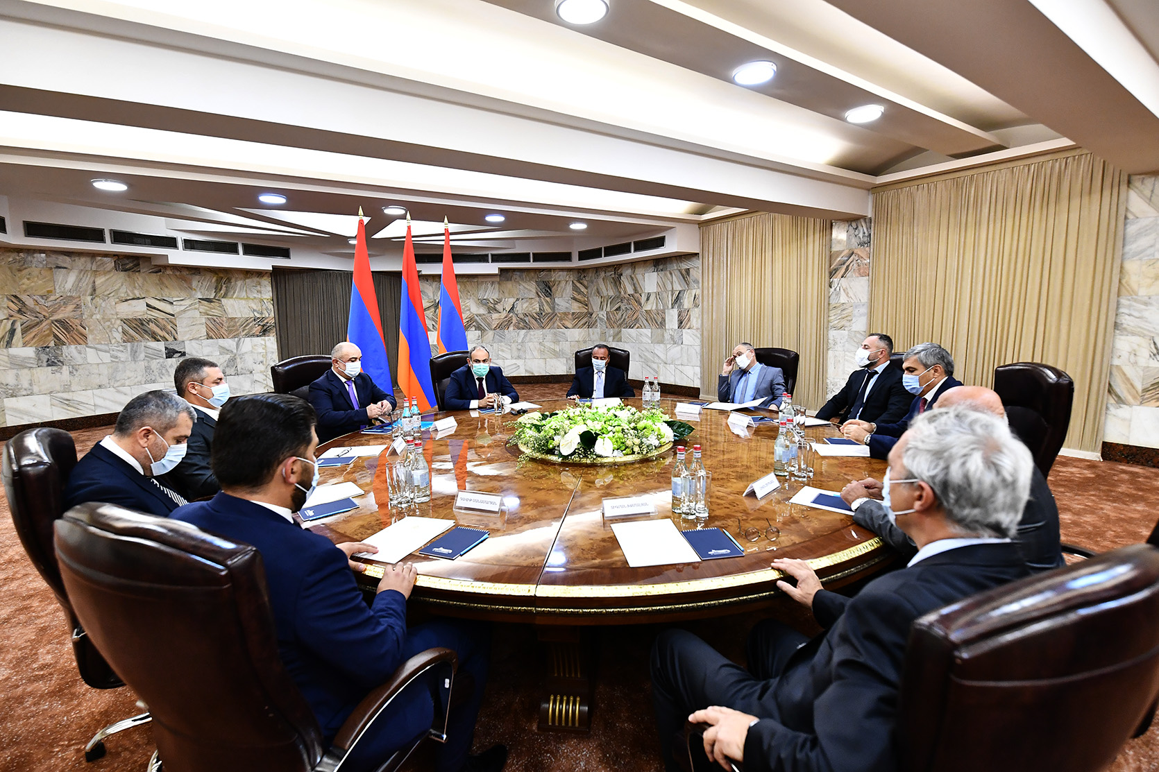 Пашинян провел первое заседание органа по сотрудничеству с внепарламентскими силами