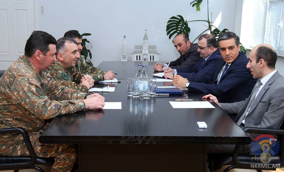 Омбудсмен Армении в МО Арцаха обсудил вопрос защиты прав военнослужащих