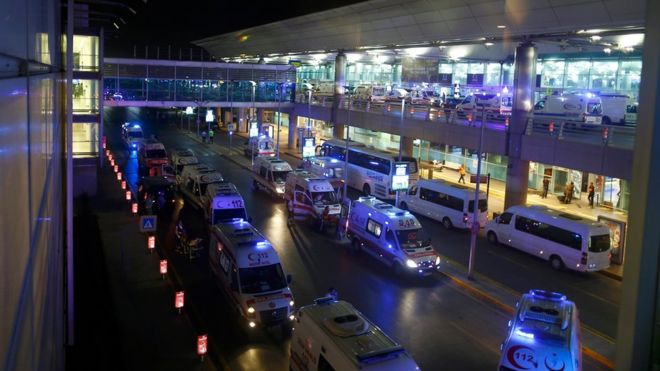 Число жертв нападения в аэропорту Стамбула выросло до 36: около 90 человек ранены