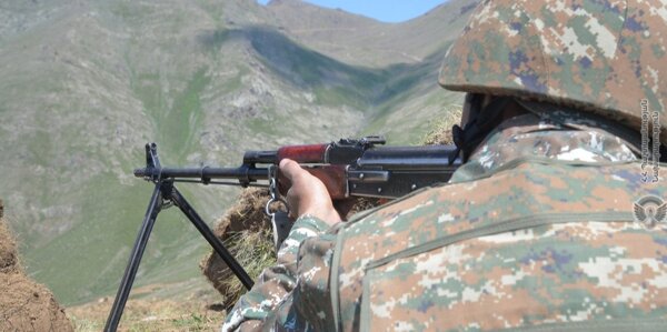 Подразделения ВС Азербайджана продолжают вести огонь в направлении армянских позиций