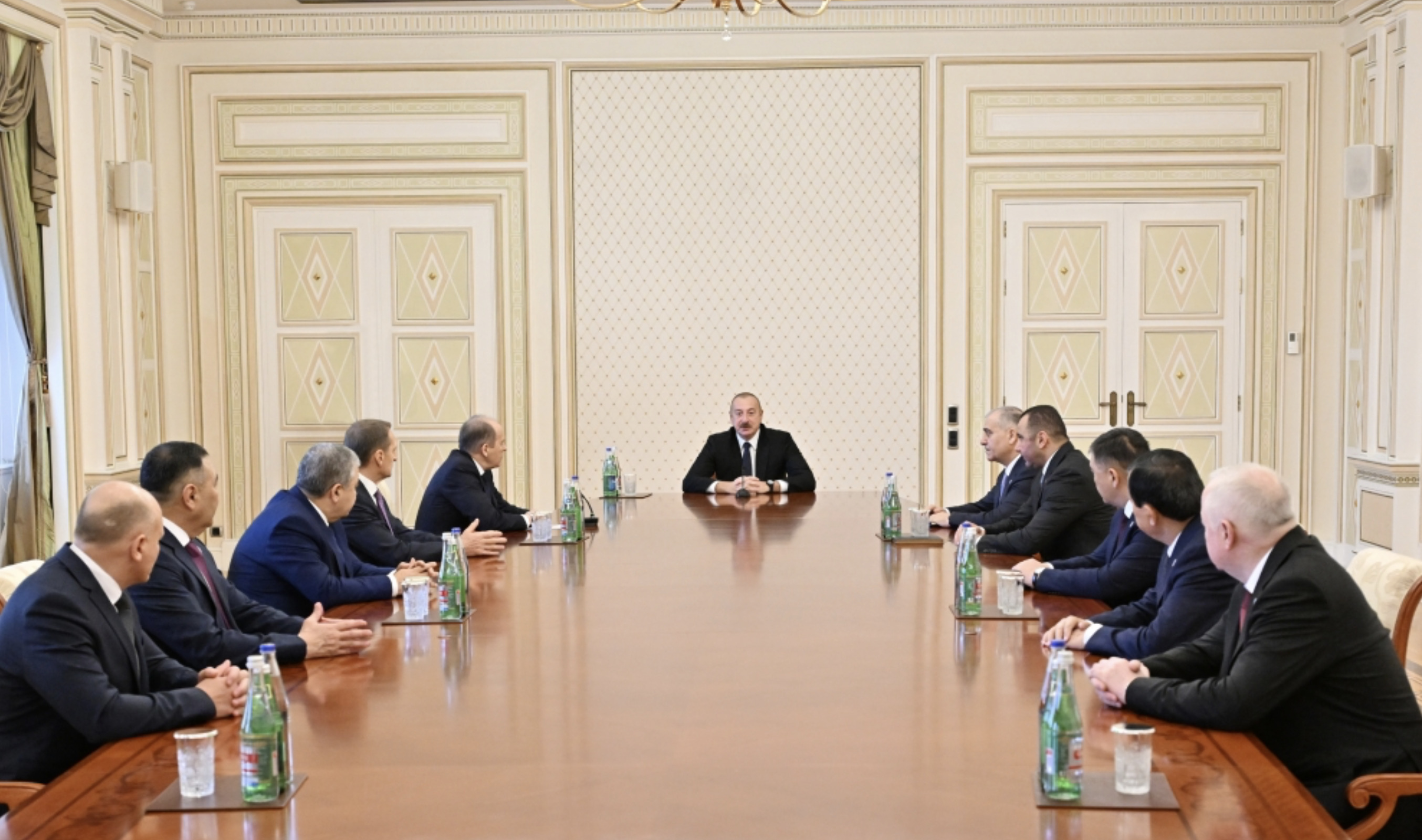 Баку готов продолжать работать над мирным договором с Ереваном - Алиев