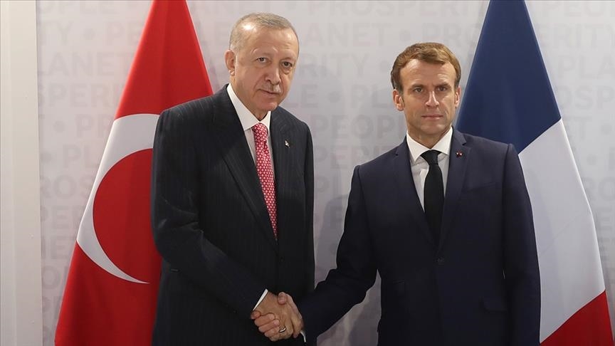 Чавушоглу: Макрон в ближайшее время может совершить визит в Турцию