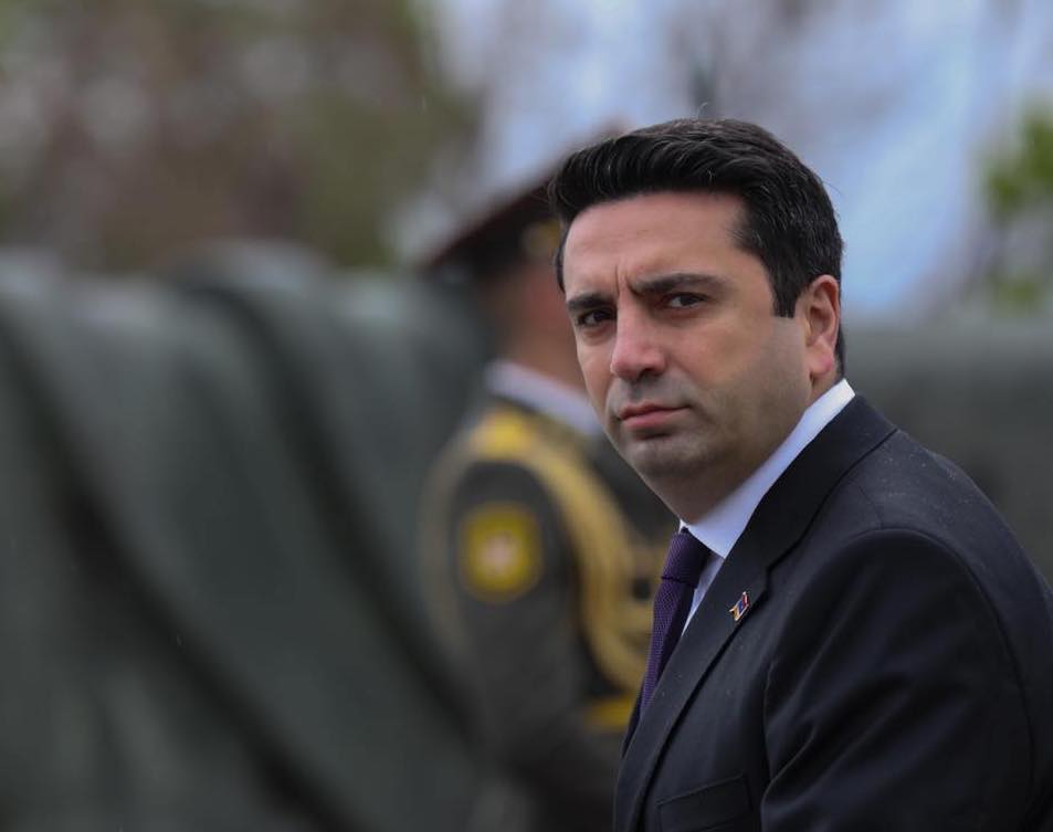 Спикер парламента Армении обсудил с послом Ирана ситуацию на дороге Горис-Капан