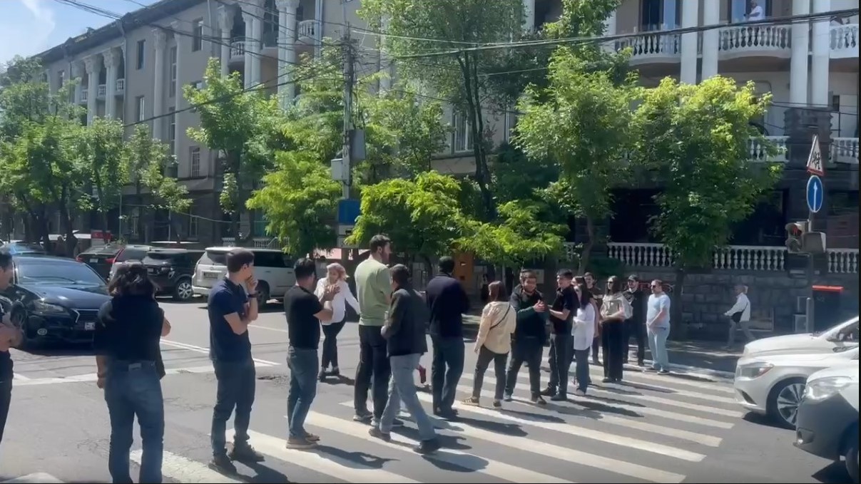 В Ереване протестующие перекрыли перекресток улиц Терьяна-Московян