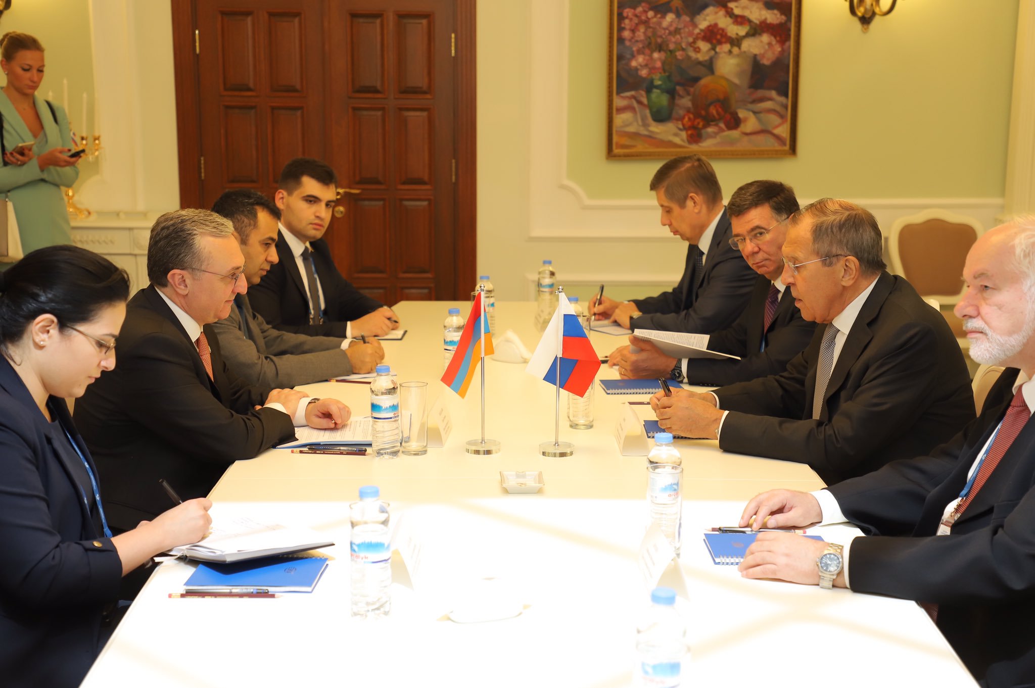 Мнацаканян и Лавров провели обмен мнениями по Карабаху 