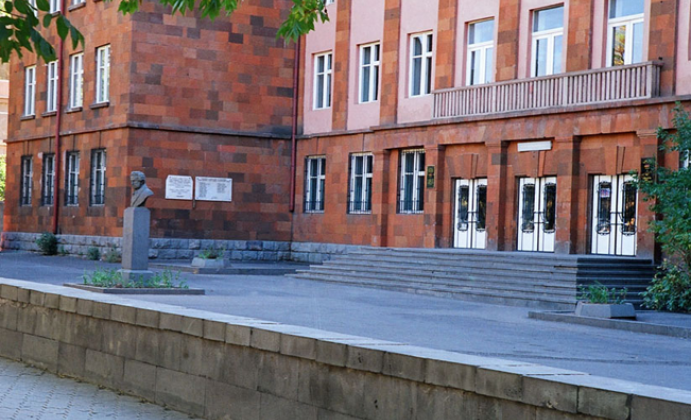 Скандал в ереванской школе им. Пушкина: директор уволен, ученики протестуют