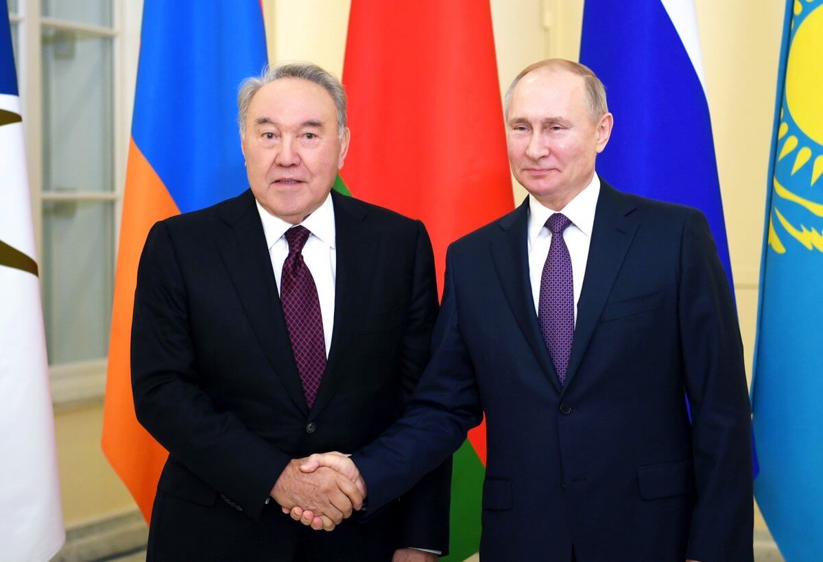 Назарбаев: США должны аплодировать России за мир в Карабахе