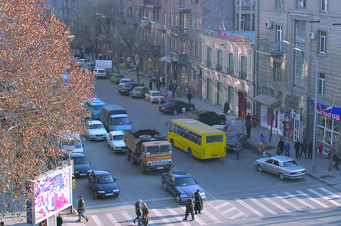 BMW врезался в остановку общественного транспорта – МЧС Армении 