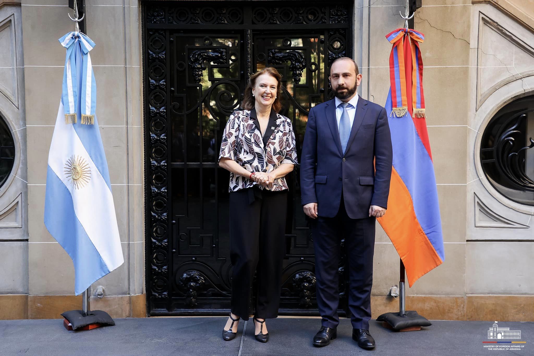 Главы МИД Армении и Аргентины обсудили вопросы взаимодействия дипломатических школ