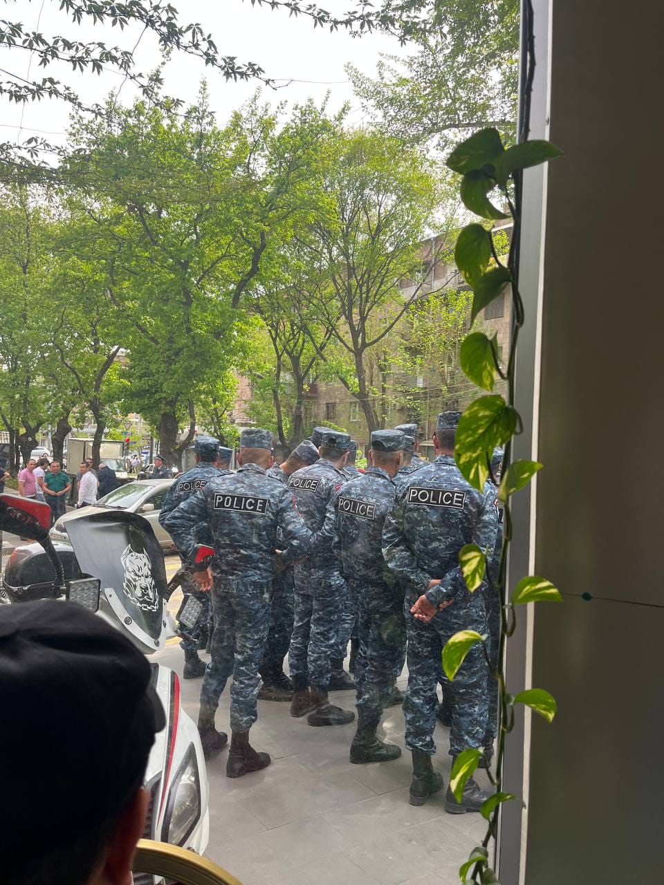 Полицейские пытаются незаконно проникнуть в молодежный центр АРФ 