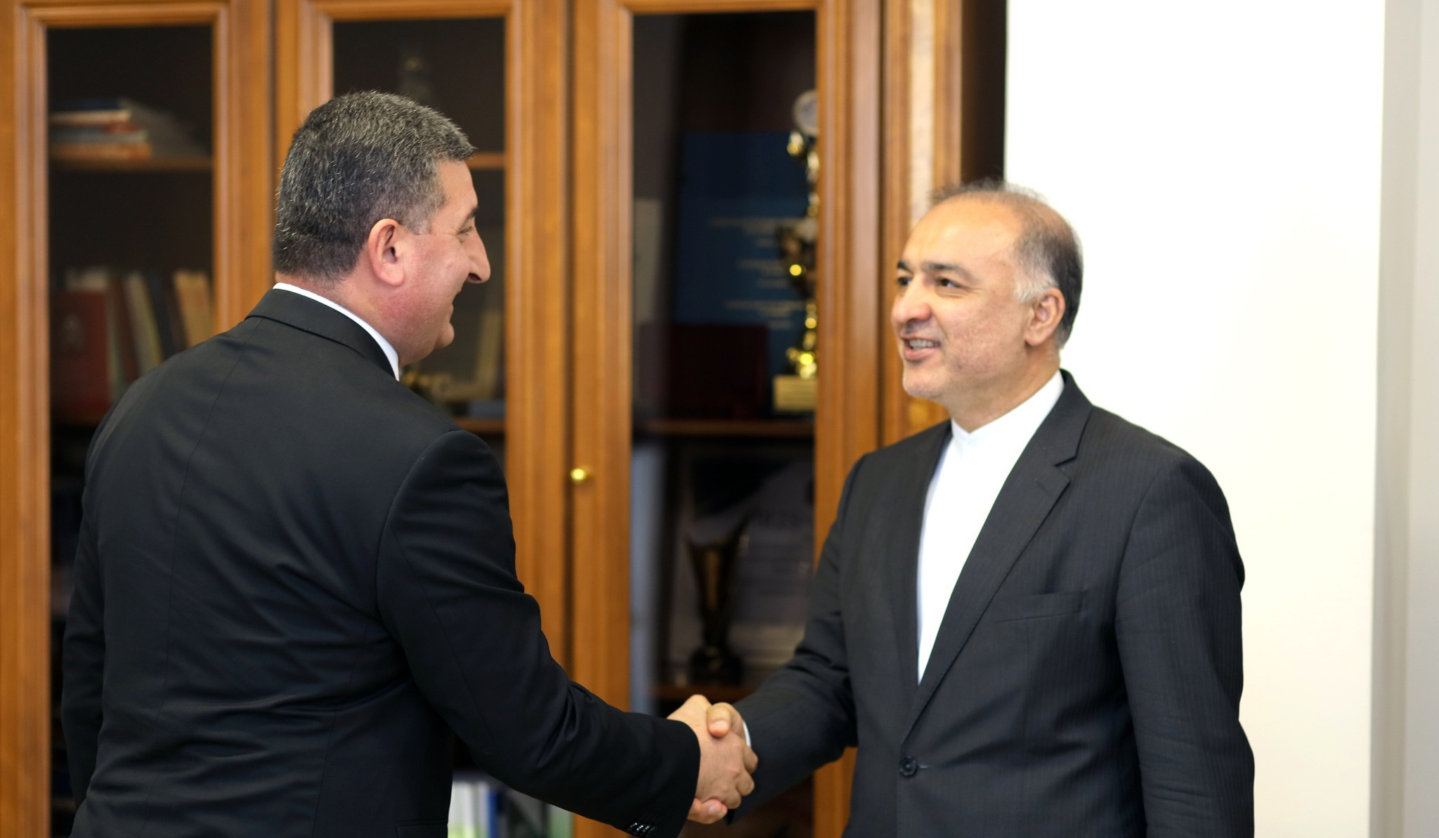 Саносян и посол Ирана обсудили ход реализуемых совместных проектов