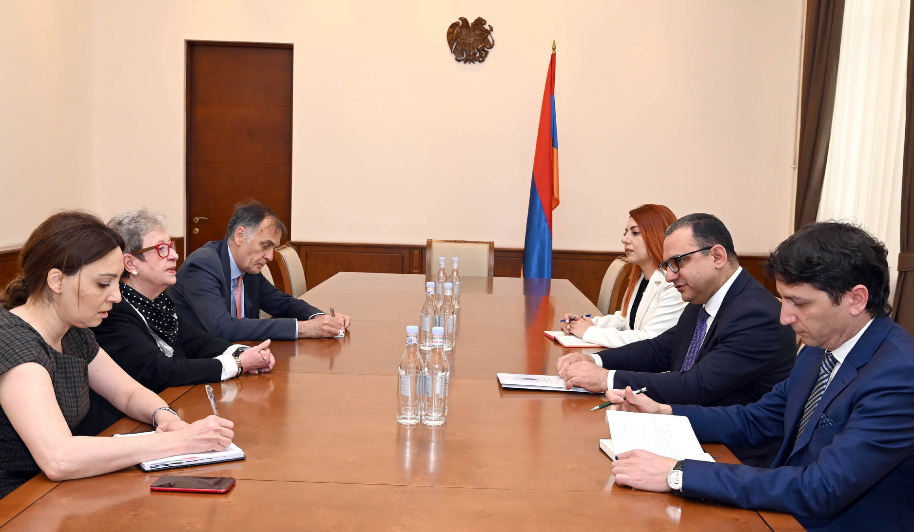 ЕС готов продолжать оказывать содействие правительству Армении - Андреа Викторин