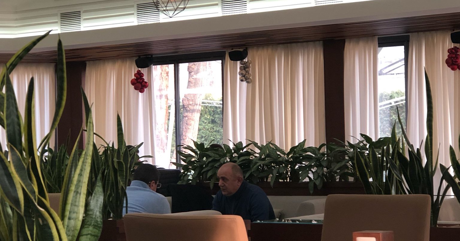 Պատահական հանդիպում, թե՞... Արայիկ Հարությունյանն ու Սամվել Բաբայանը երևանյան սրճարանում