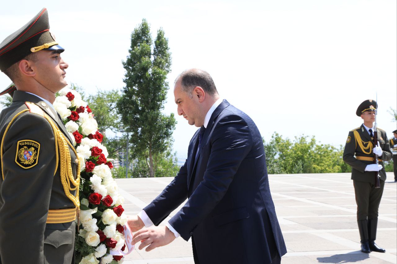 Վրաստանի պաշտպանության նախարարն այցելել է Հայոց ցեղասպանության զոհերի հուշահամալիր