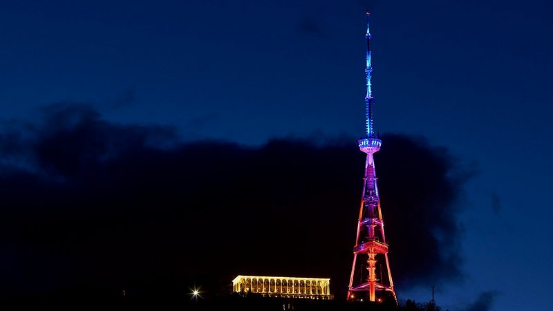  Посольство Израиля возмутилось подсветкой Тбилисской телебашни цветами иранского флага 