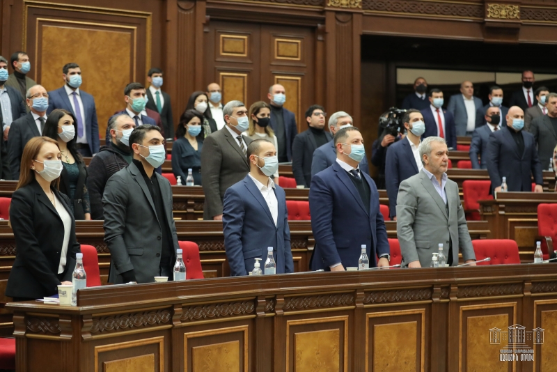 Депутаты парламента Армении почтили память погибшего накануне военнослужащего