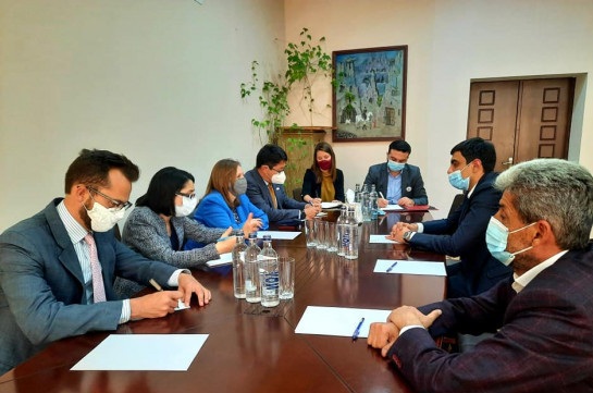 Посол США провела встречу с губернатором и руководителями ряда общин Сюника