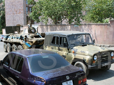 Полиция стягивает технику к захваченному зданию ППС в Ереване