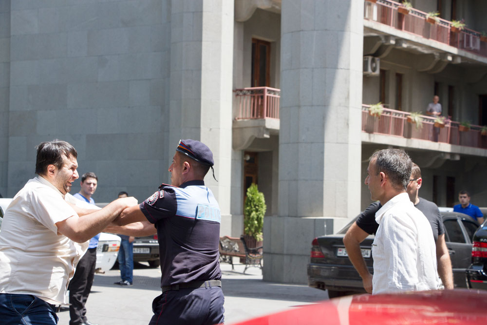 В Армении полиция задержала около 200 человек: проверяют их причастность к вооруженной группировке