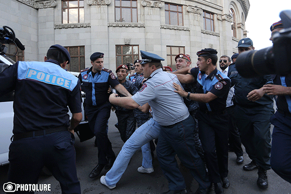 Երևանում իրավիճակը լարված է. ոստիկանությունը բերման է ենթարկել բազմաթիվ ակտիվիստների 