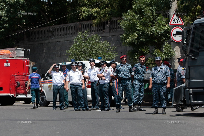 В СНБ возбуждено уголовное дело по факту захвата полка ППС в Ереване 