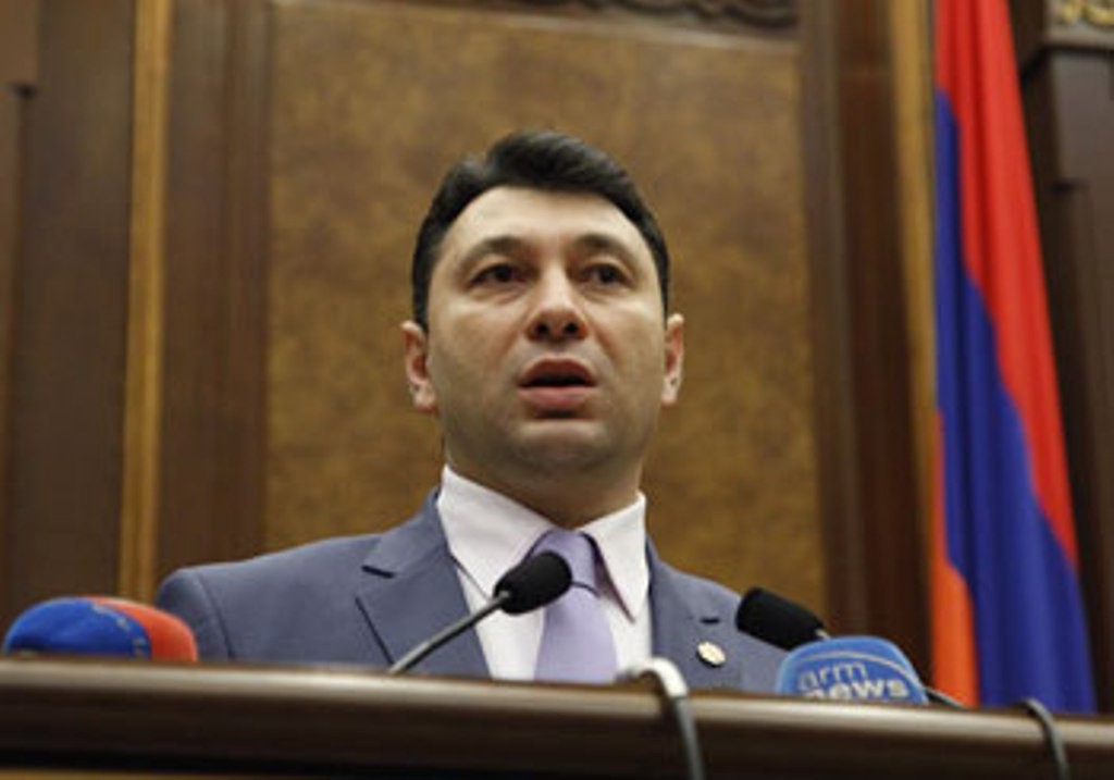 Шармазанов - Пашиняну: Я не вижу вас в роли верховного главнокомандующего ВС Армении