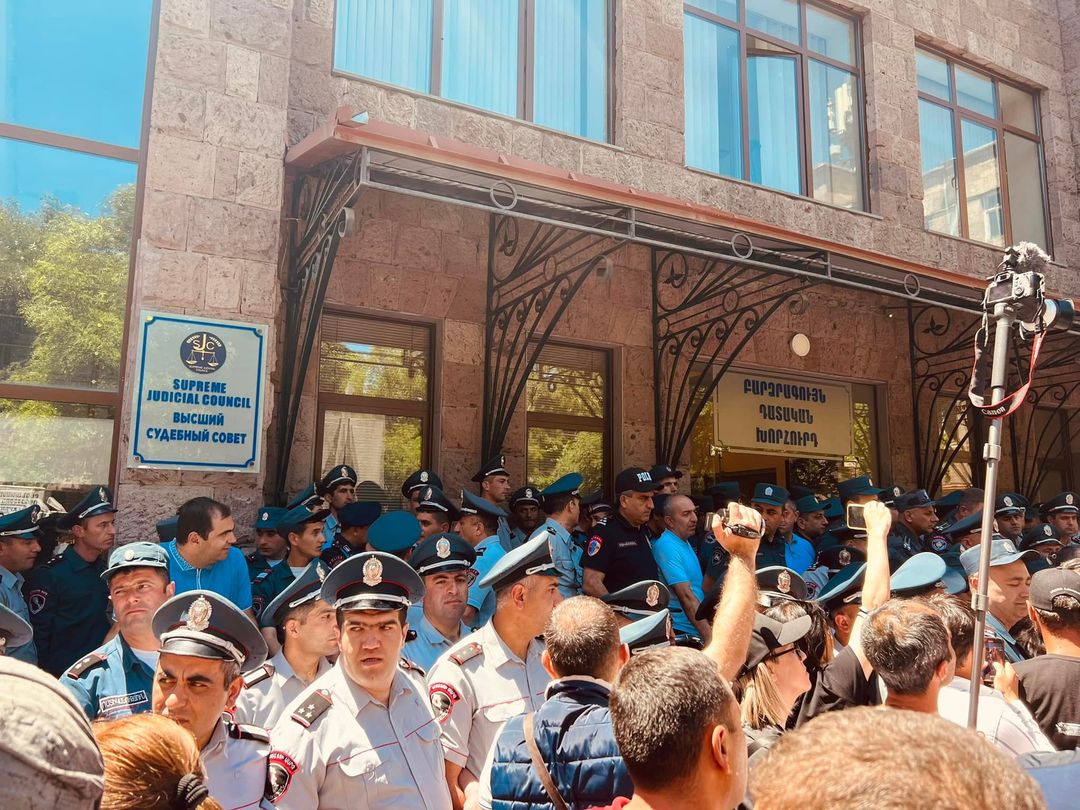 Джангирян не выходит: «Сопротивление» присоединилось к родителям погибших у здания ВСС