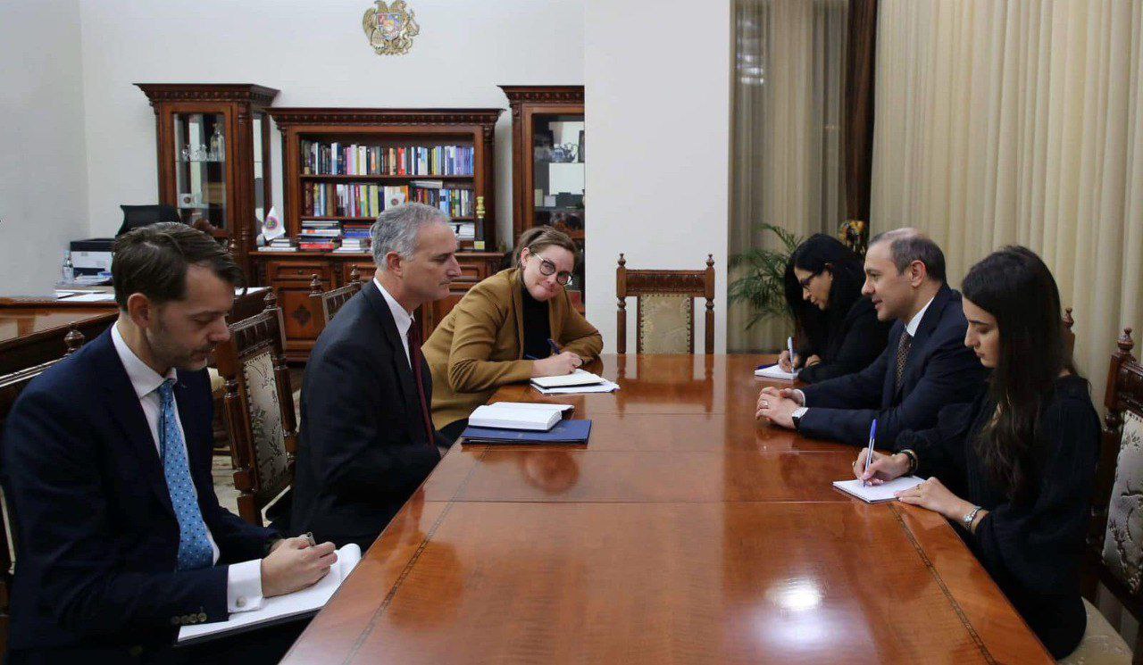 Секретарь Совбеза представил Боно подходы Еревана в урегулировании отношений с Баку