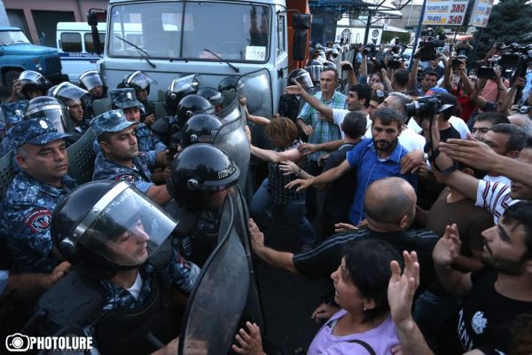 В Ереване произошла стычка между полицейскими и демонстрантами: 45 человек госпитализированы