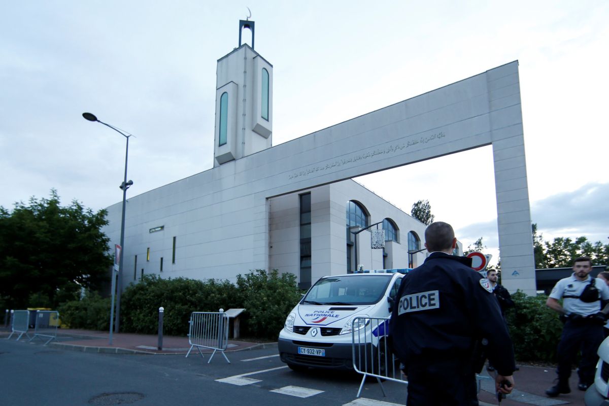 Армянин попытался на машине протаранить толпу у мечети в предместье Парижа