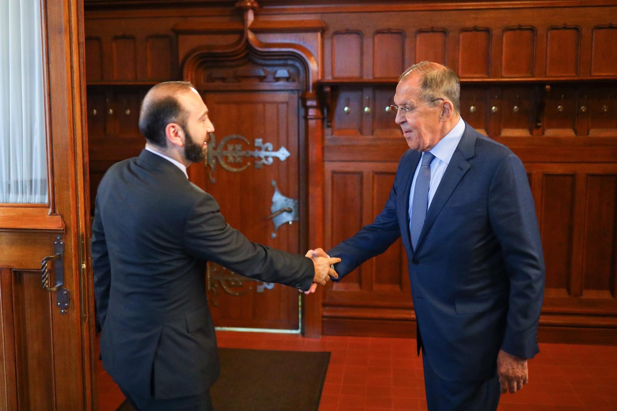 МИД РФ: Лавров и Мирзоян обсудили проработку параметров мирного договора с Азербайджаном