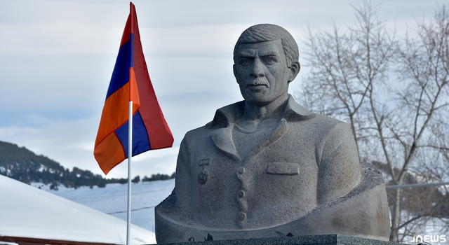 Баку выразил протест Тбилиси из-за памятника армянскому герою