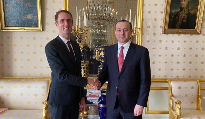 Секретарь Совбеза Армении встретился с дипломатическим советником министра ВС Франции 