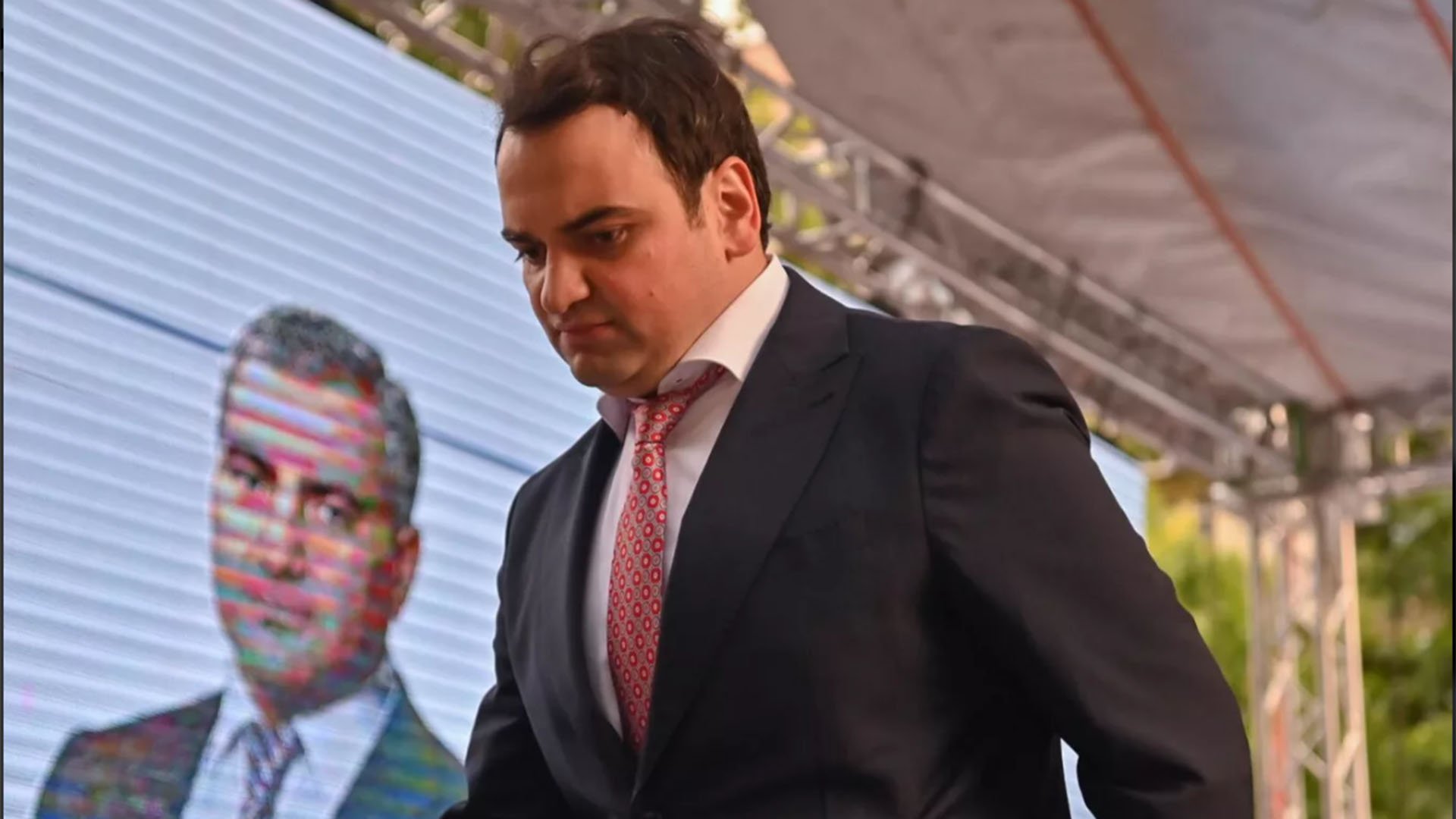 Где сейчас находится председатель совета директоров ЭСА?