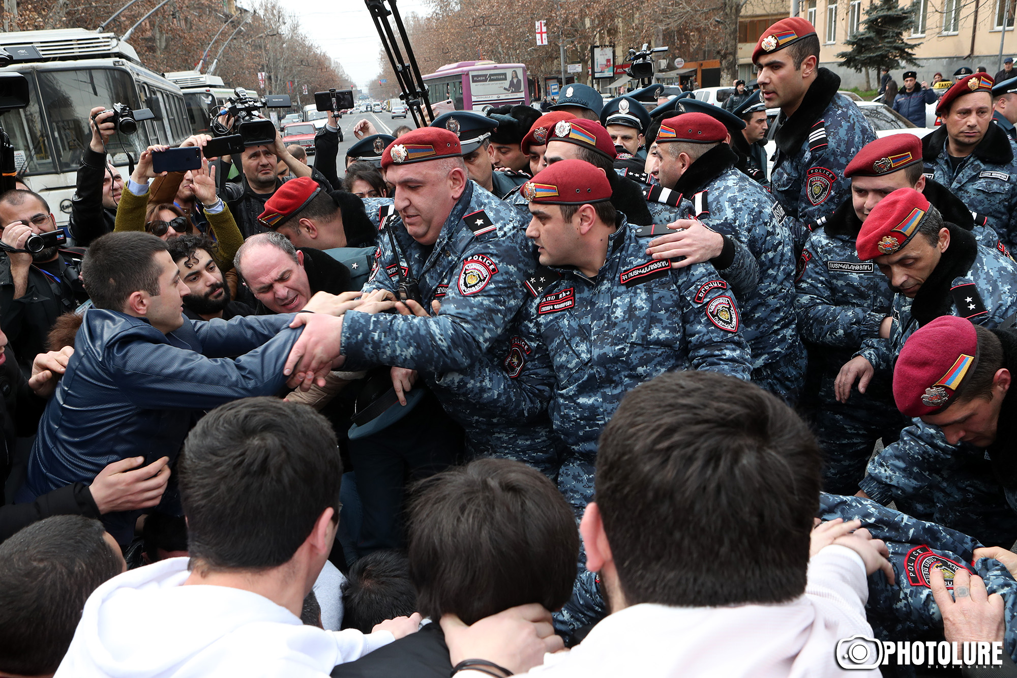 Более 15 протестующих против демонтажа кафе в центре Еревана подвергнуты приводу