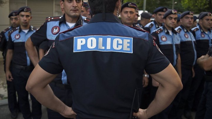 Полиция Армении начала подвергать приводу заблокировавших проспект Баграмяна