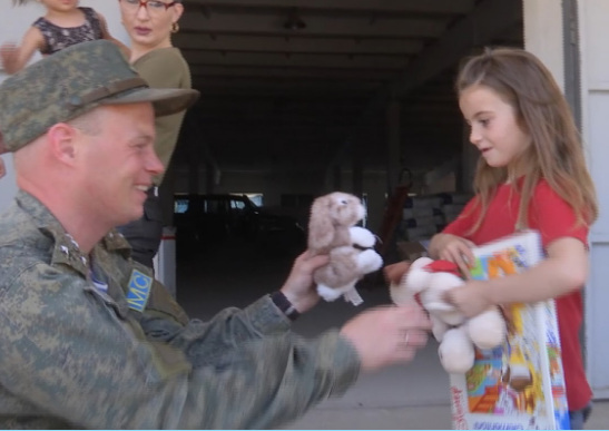 Российские миротворцы передали гумпомощь беженцам и многодетным семьям в Степанакерте