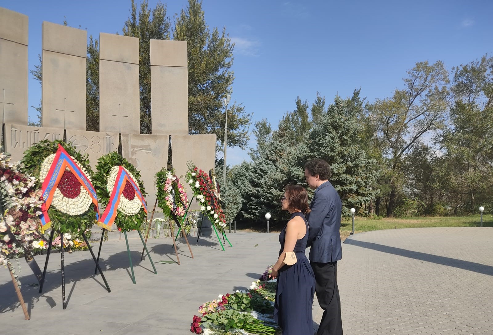 Всемирно известный пианист Евгений Кисин с супругой посетили военный пантеон 