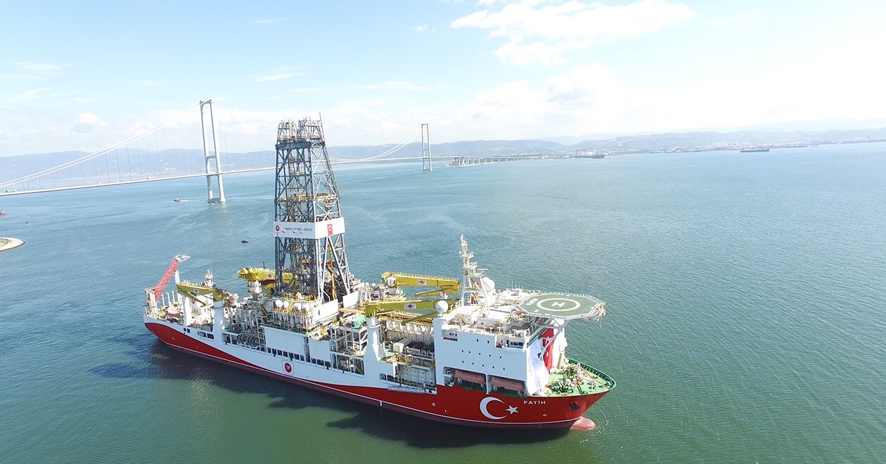 Власти Кипра выдали ордера на арест сотрудников бурового судна Турции