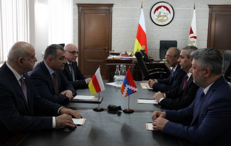 Президент Республики Южная Осетия встретился с главой МИД Арцаха