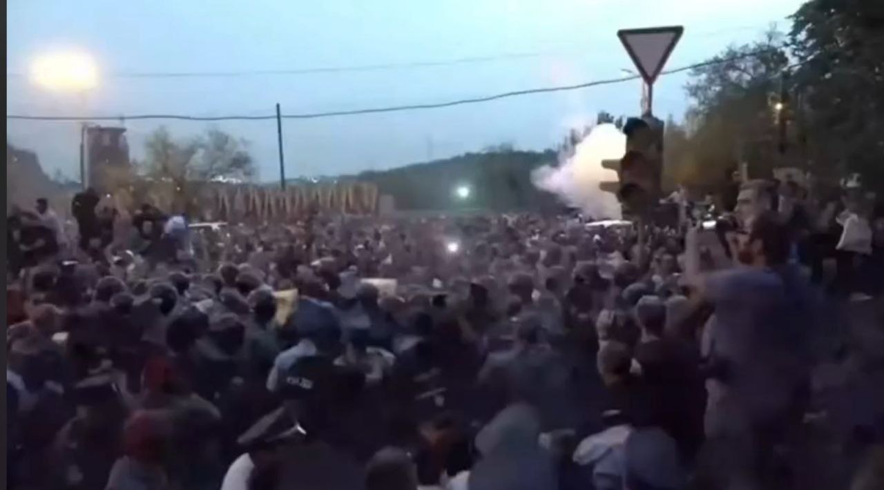 Полиция начала применение силы против протестующих на улице Демирчяна 