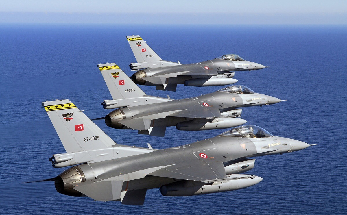 Советник Эрдогана пригрозил сбить греческие истребители и потопить французский авианосец