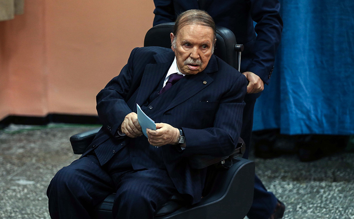Одумался: президент Алжира оставил идею о переизбрании на пятый срок