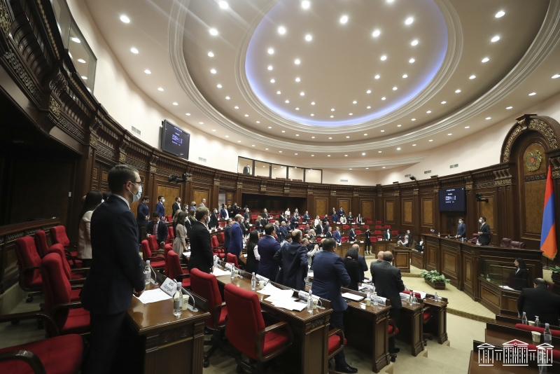 Депутаты НС Армении почтили минутой молчания память жертв злодеяния 27 октября 1999 года 