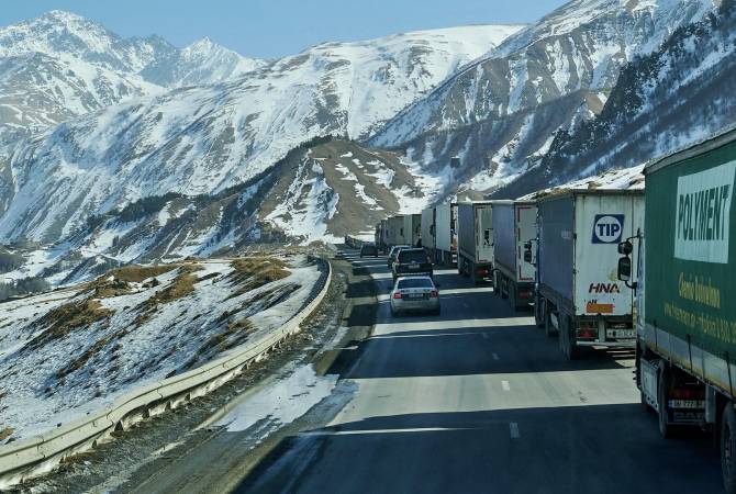 Военно-Грузинскую дорогу временно закрыли для грузовиков из-за непогоды