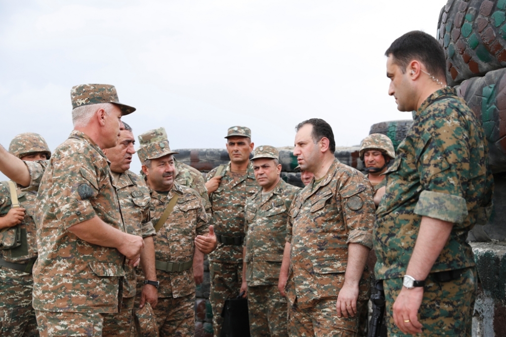 Վիգեն Սարգսյանն Արցախում հանդիպել է հրամկազմի և ժամկետային զինծառայողների հետ
