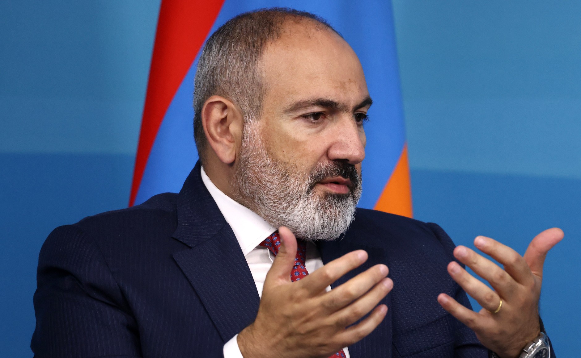 Пашинян: 120 тысяч жителей Нагорного Карабаха фактически оказались в заложниках