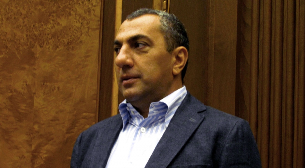 Депутат Самвел Алексанян применил силу к участнику протестной акции (VIDEO)