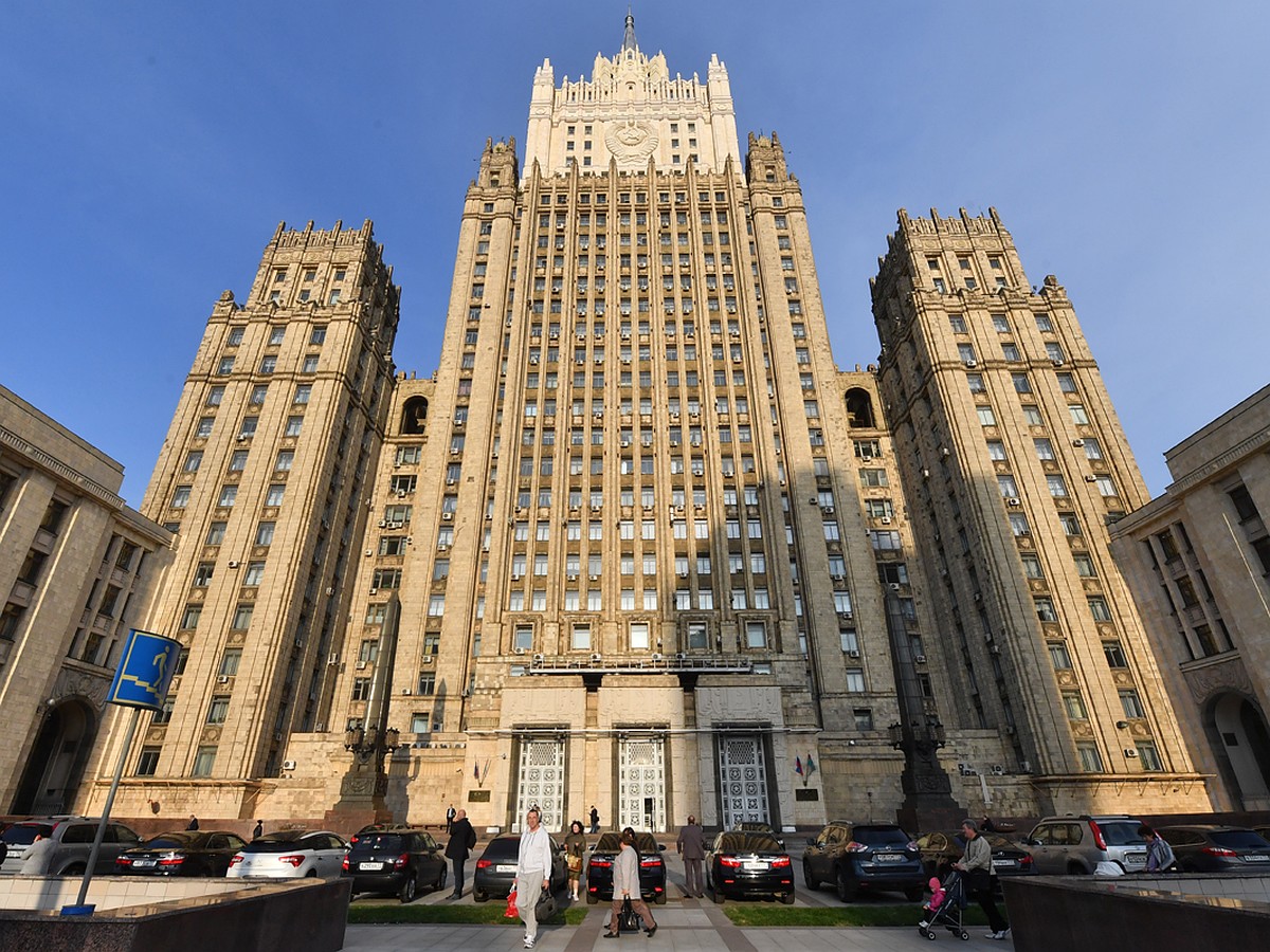 Посол Азербайджана в Москве провел в МИД России около часа