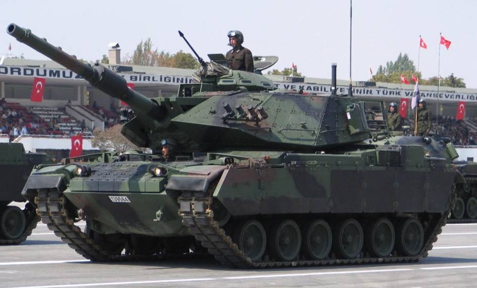 Турция перебросила танки на границу с Сирией